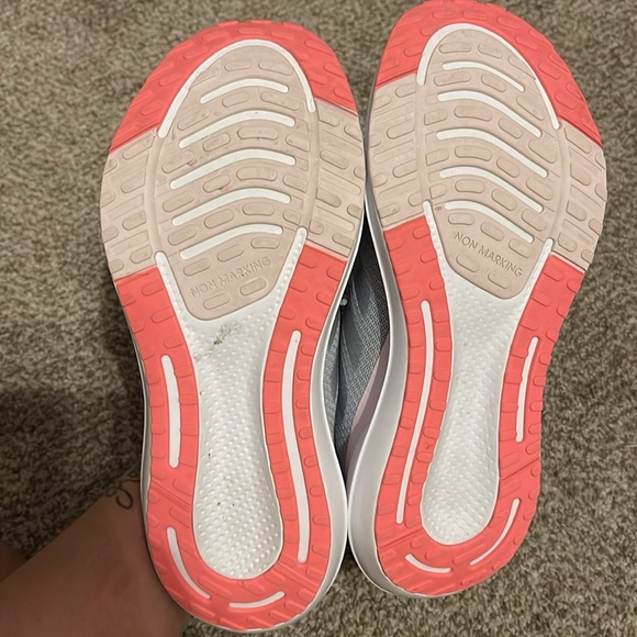 Women’s Adidas Bounce tennis shoes - Picture 3 of 4